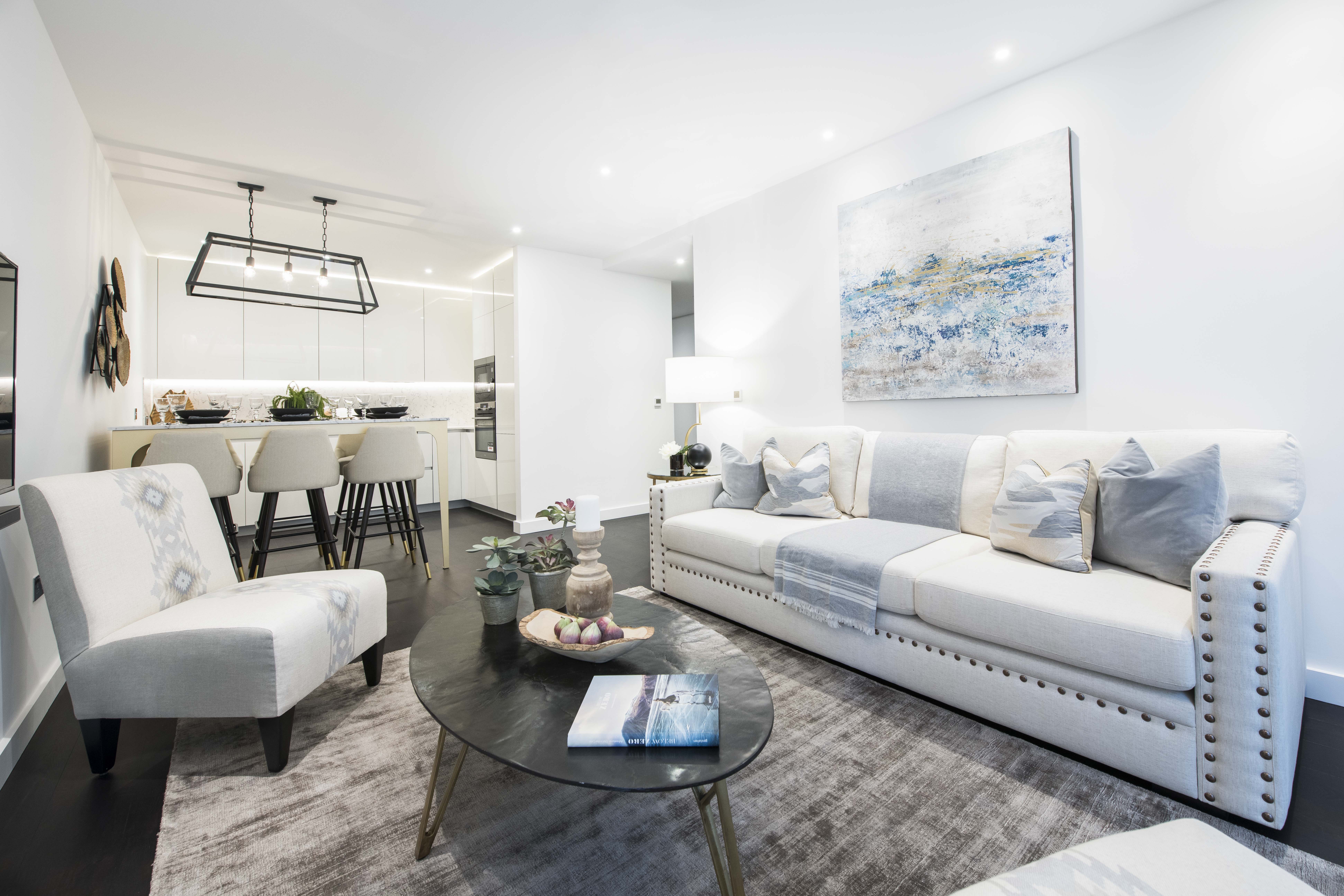 Luxury Two Bedroom Apartment To Let  SW11  Balcony & Concierge Image 3