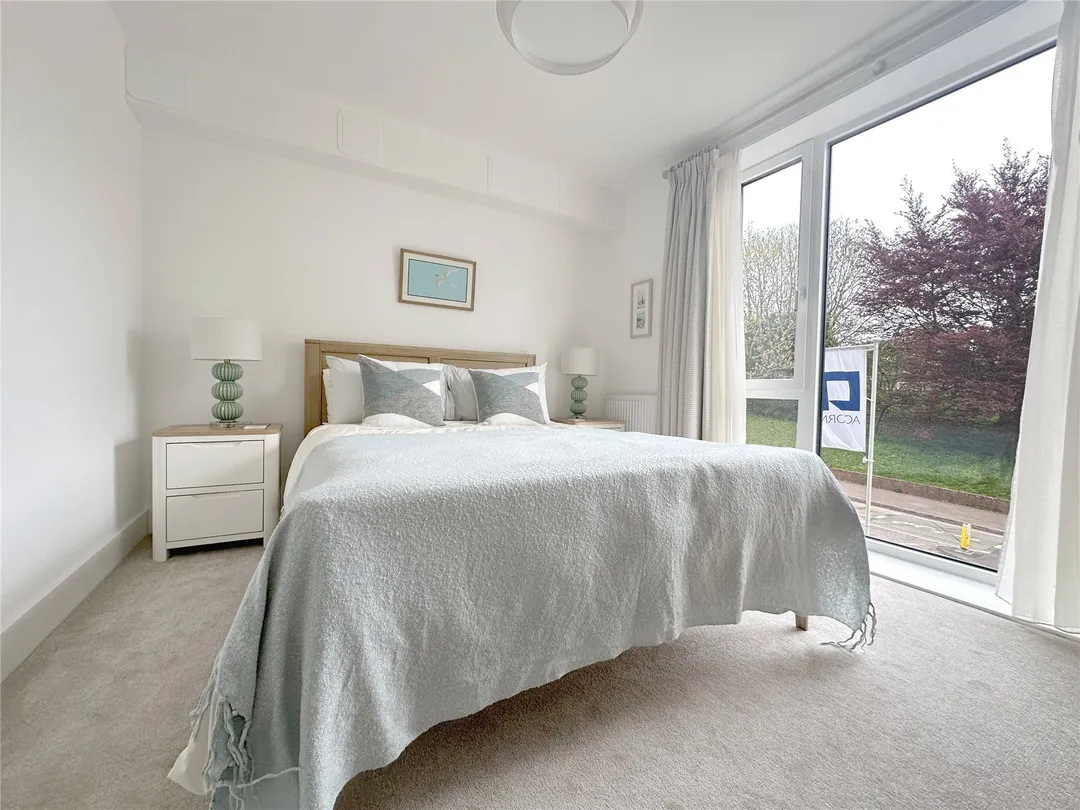 https://mr0.homeflow-assets.co.uk/files/photo/image/47517/1117/_x_/OCL250032_01.jpg