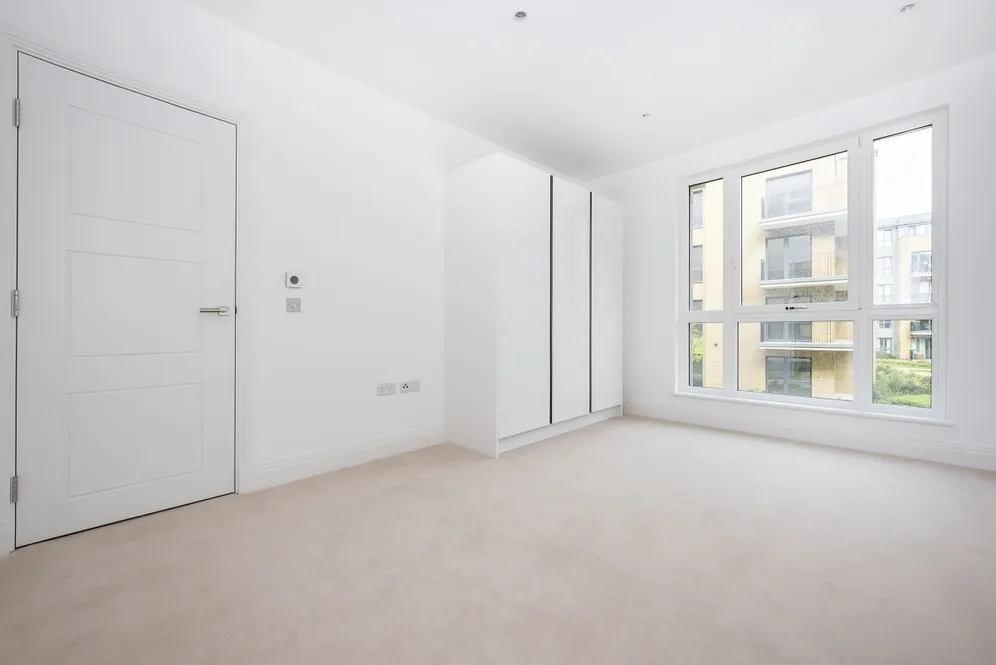 Pinewood Gardens Teddington TW11 photo 7