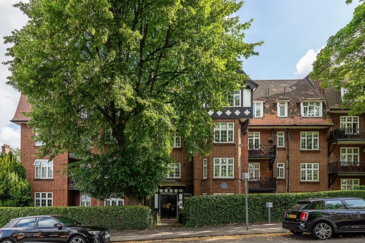 Finchley Road London NW2 photo 8