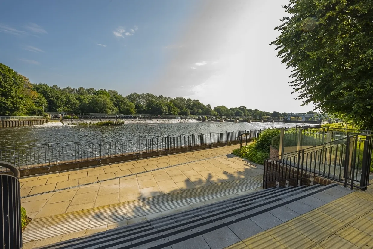 Pinewood Gardens Teddington TW11 photo 12