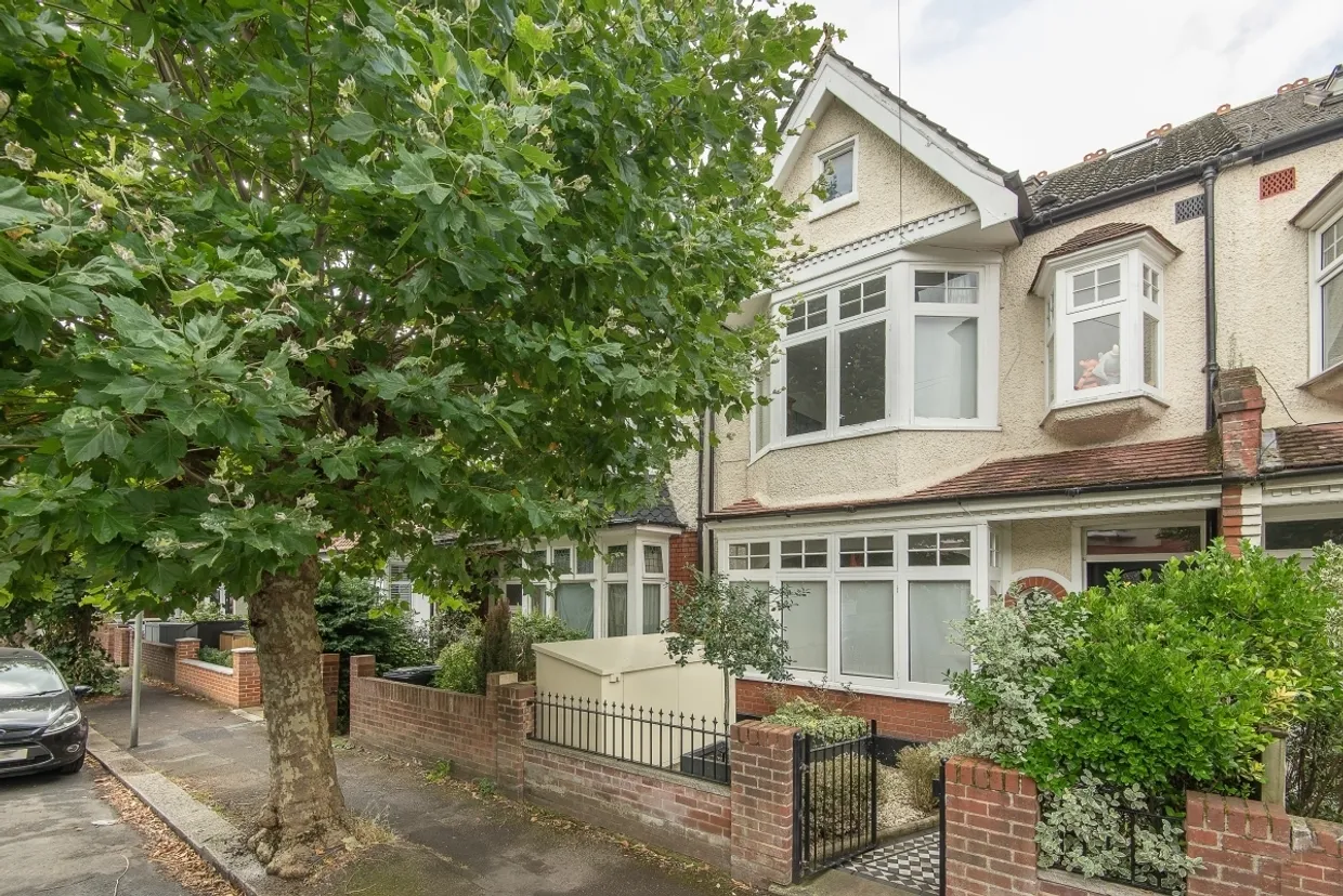 Chatsworth Avenue London SW20 photo 11