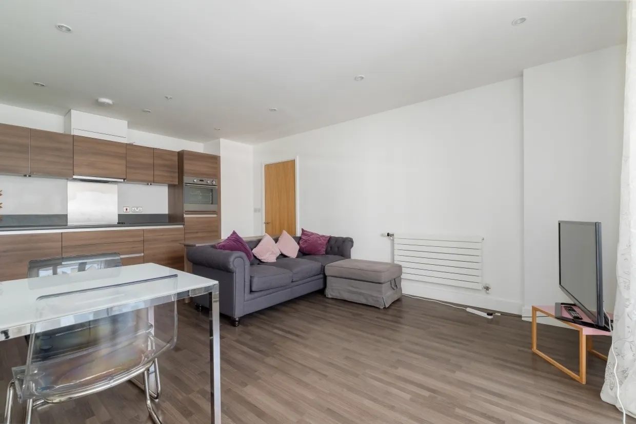 Barking Road, E16 photo 12