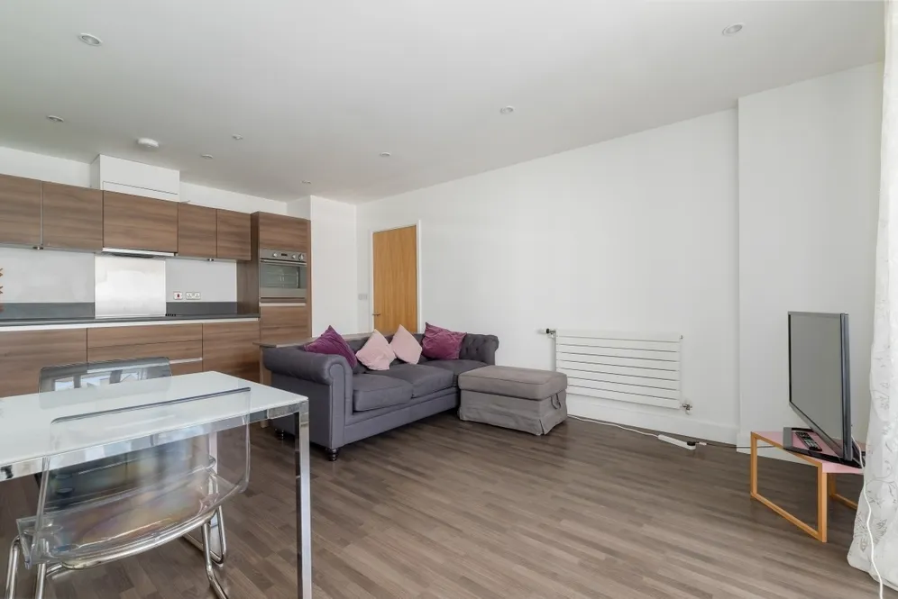 Barking Road, E16 photo 12