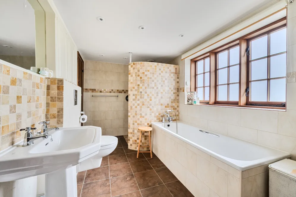 Eastcourt, Burbage, SN8 photo 15