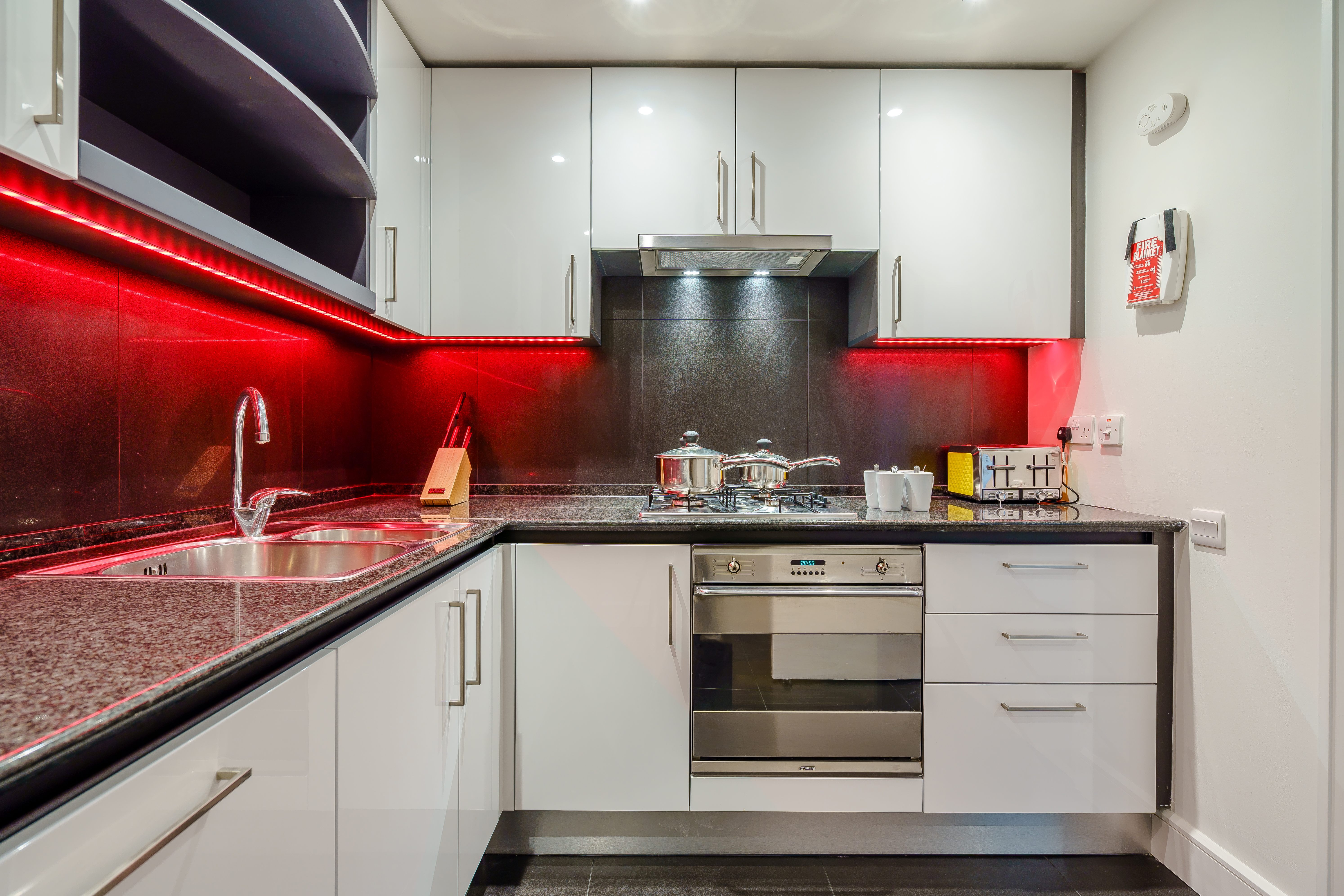 Luxury Two Bedroom Apartment To Let  Balcony, Parking & Concierge Services  E14 Image 6