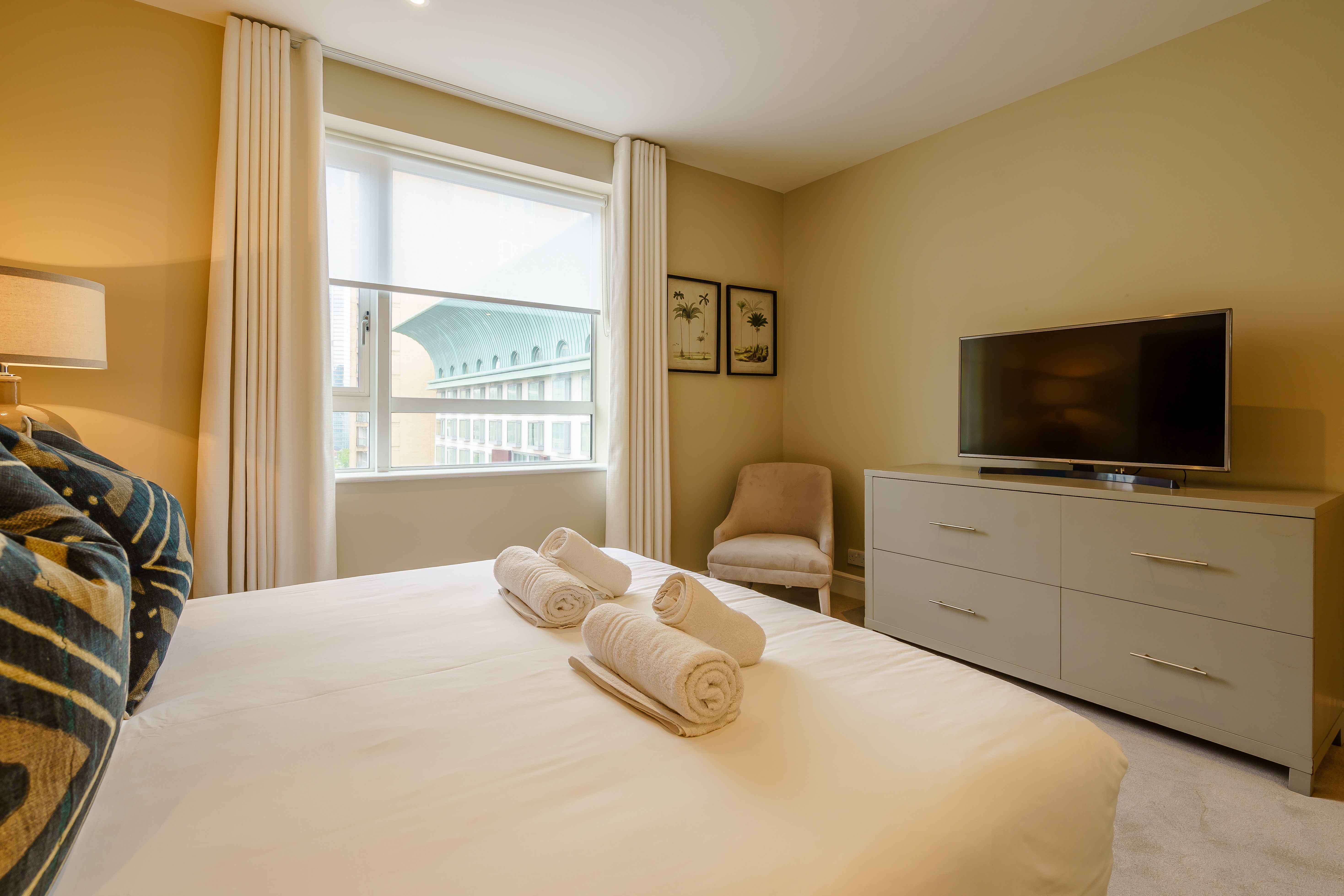 Luxury Two Bedroom Apartment To Let  Balcony, Parking & Concierge Services  E14 Image 2