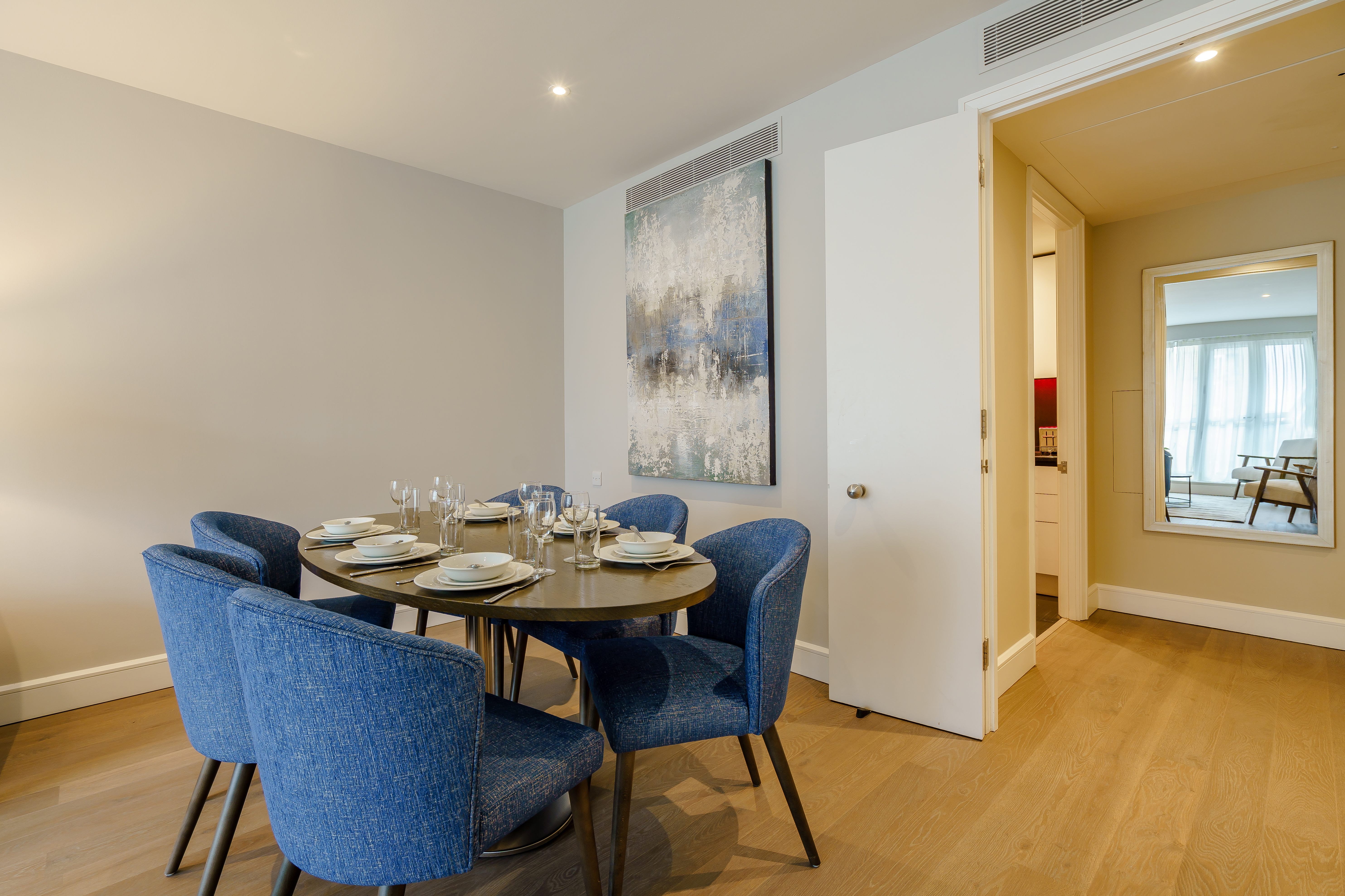Luxury Two Bedroom Apartment To Let  Balcony, Parking & Concierge Services  E14 Image 7