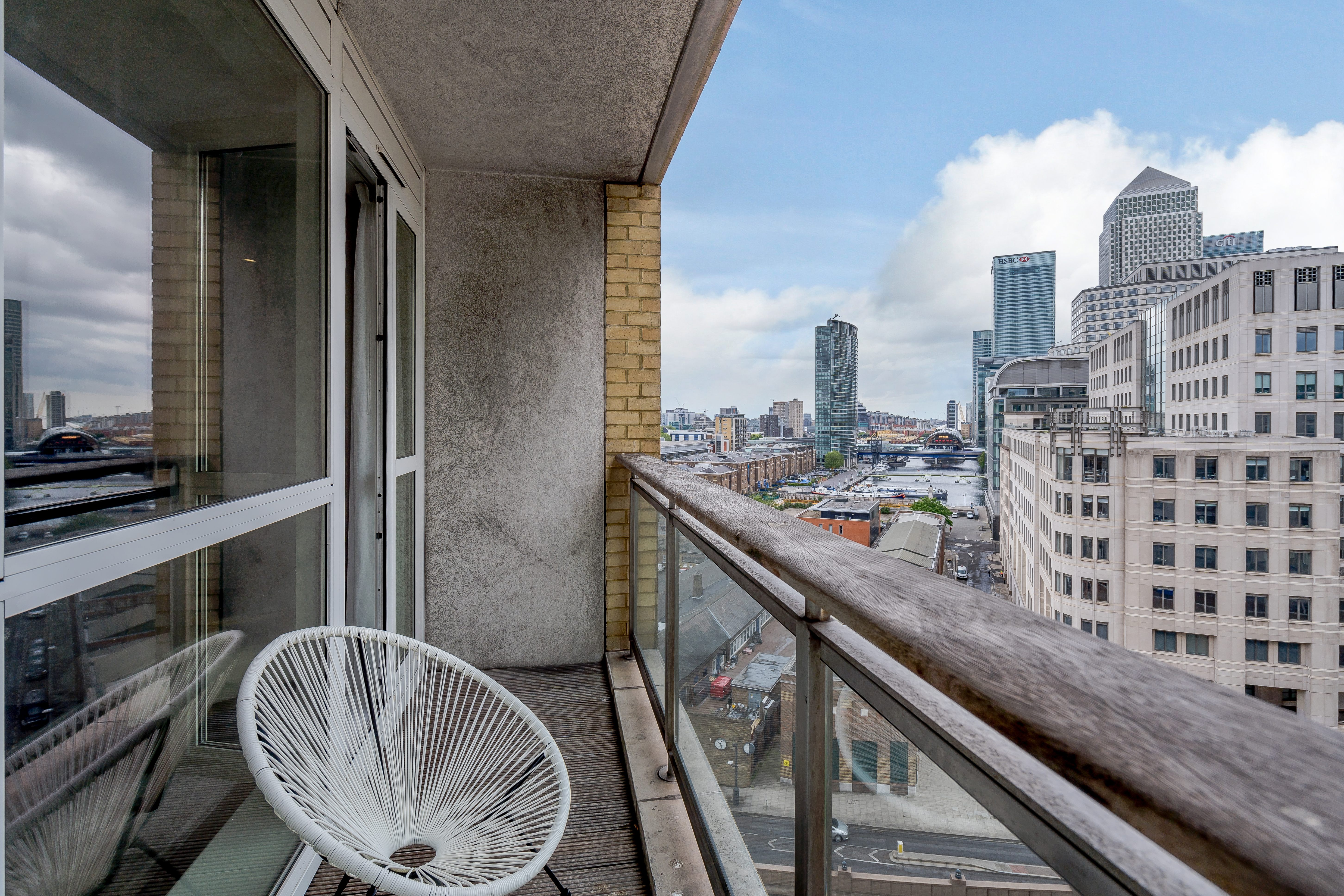 Luxury Two Bedroom Apartment To Let  Balcony, Parking & Concierge Services  E14 Image 10