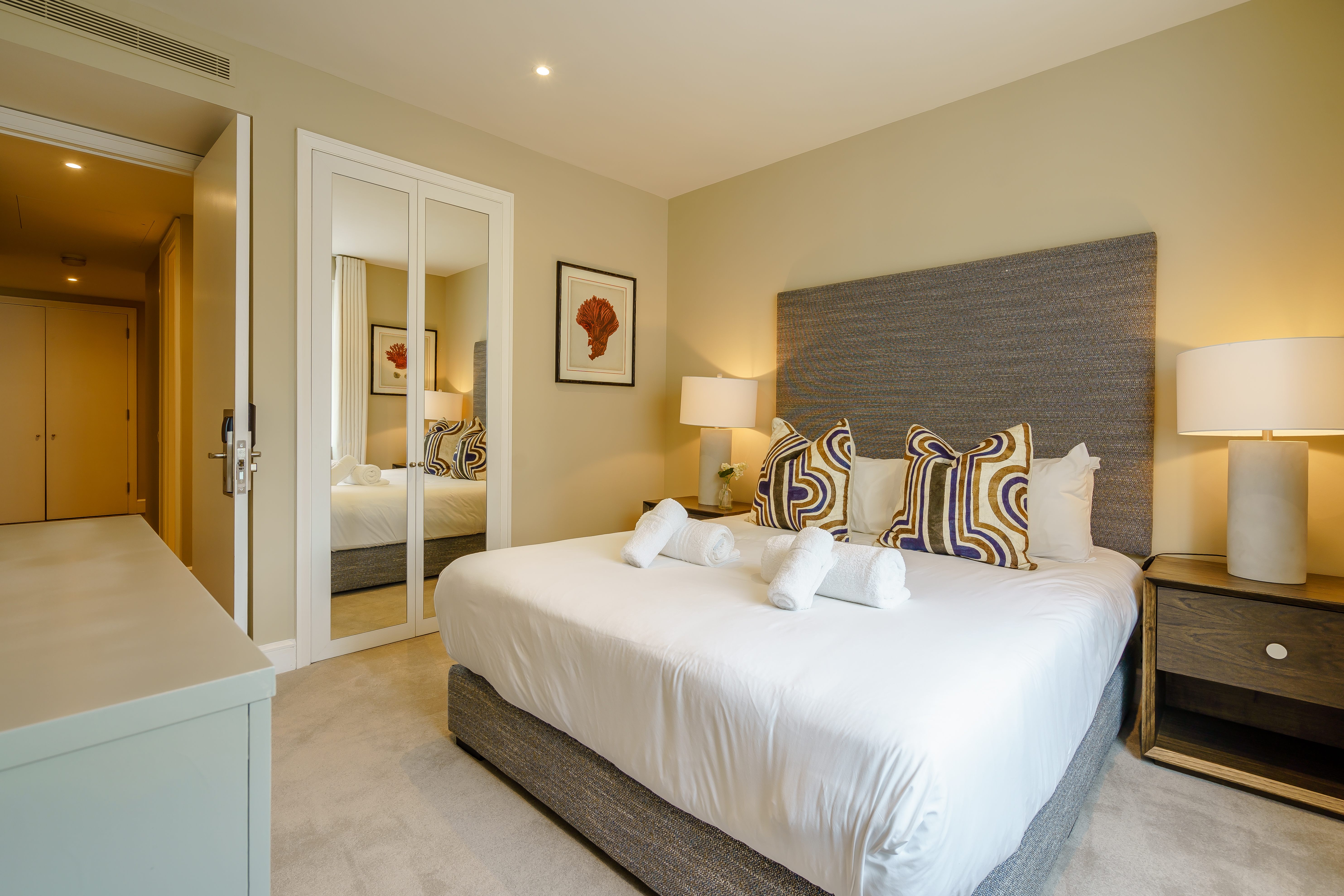 Luxury Two Bedroom Apartment To Let  Balcony, Parking & Concierge Services  E14 Image 3
