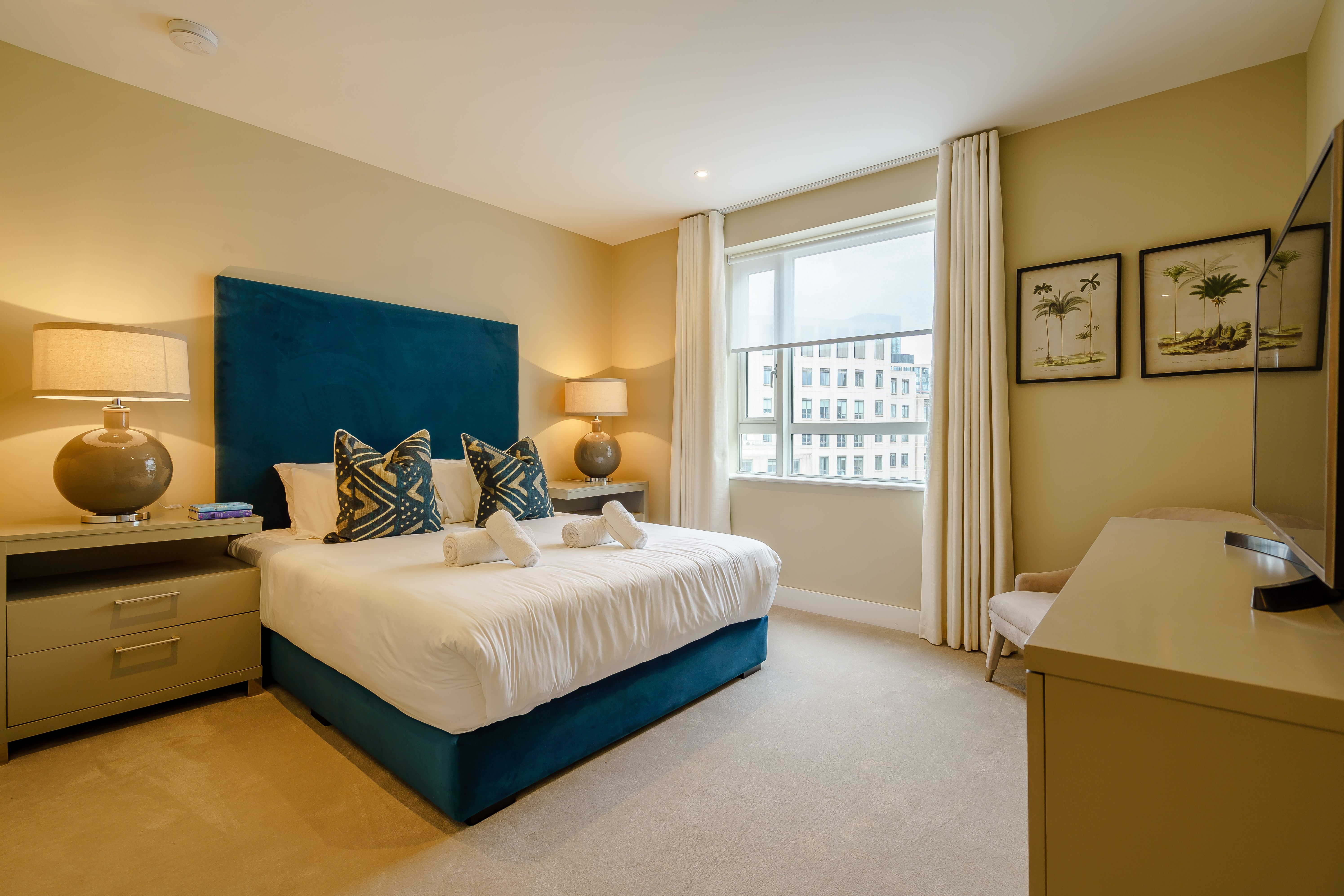 Luxury Two Bedroom Apartment To Let  Balcony, Parking & Concierge Services  E14 Image 1