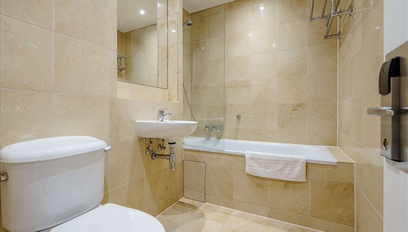 Luxury Two Bedroom Apartment To Let  Balcony, Parking & Concierge Services  E14 Image 4