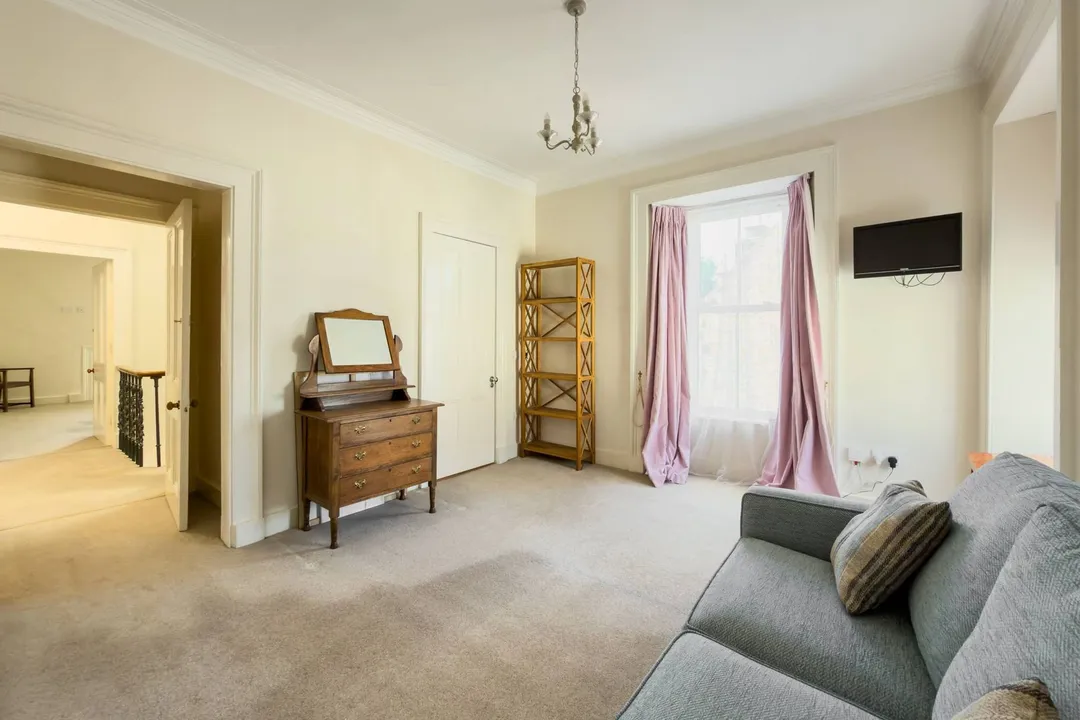 https://mr0.homeflow-assets.co.uk/files/photo/image/47533/9322/_x_/79036_SGS-070.jpg