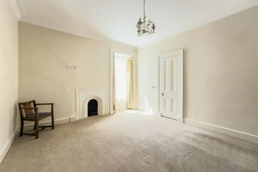 https://mr0.homeflow-assets.co.uk/files/photo/image/47533/9327/_x_/79036_SGS-064.jpg