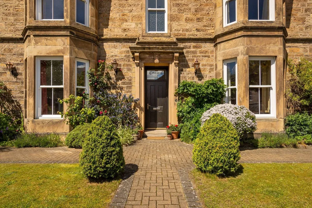 https://mr0.homeflow-assets.co.uk/files/photo/image/47533/9349/_x_/79036_SGS-012.jpg