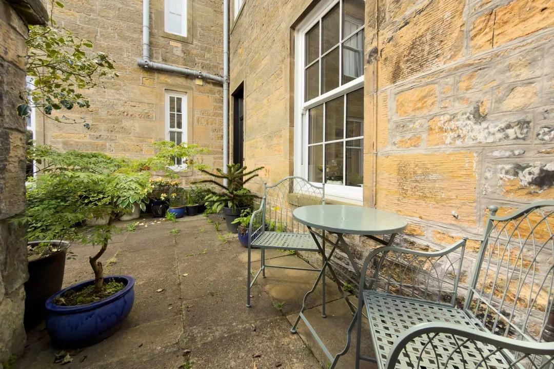 https://mr0.homeflow-assets.co.uk/files/photo/image/47533/9351/_x_/79036_SGS-085.jpg