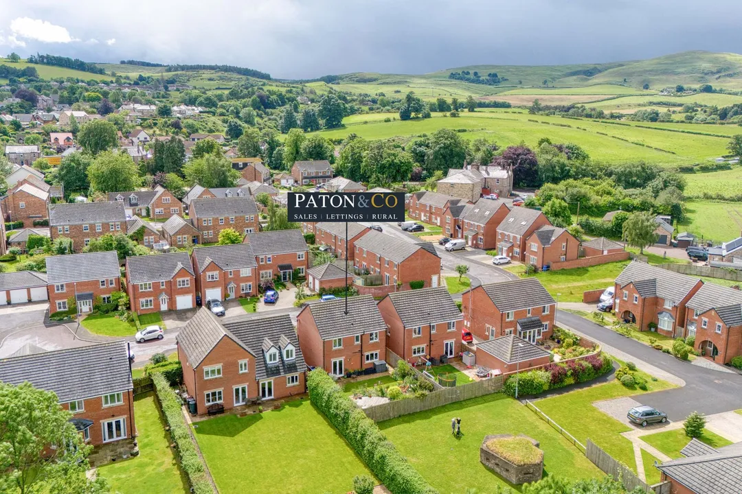 https://mr0.homeflow-assets.co.uk/files/photo/image/47535/5229/_x_/DronewithArrow2.jpg
