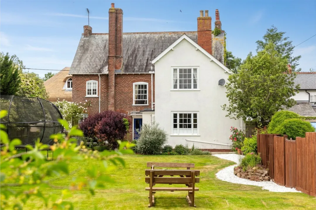 https://mr0.homeflow-assets.co.uk/files/photo/image/47541/5832/_x_/SOU260268_22.jpg