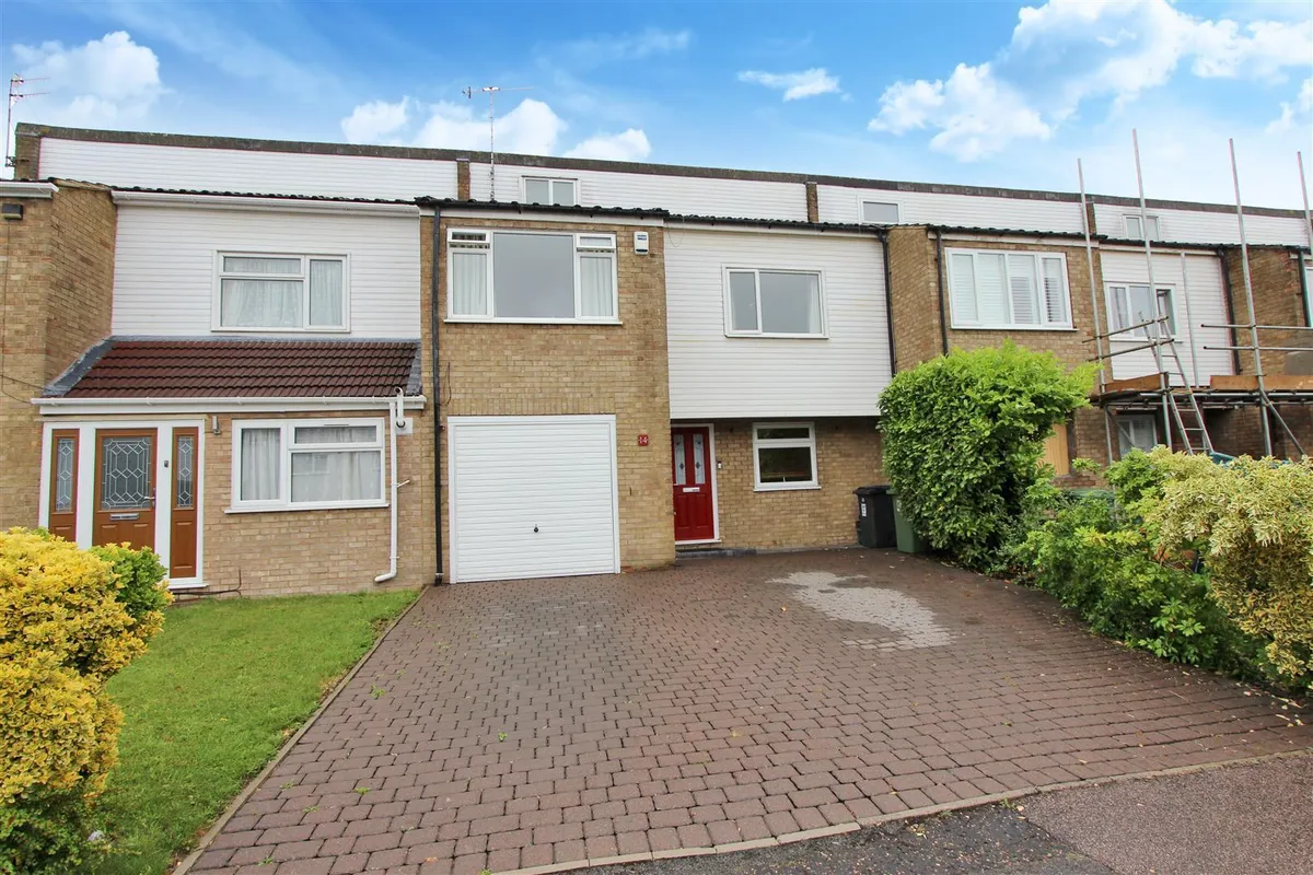 Caernarvon Close, Hemel Hempstead, Hertfordshire, HP2 4AN