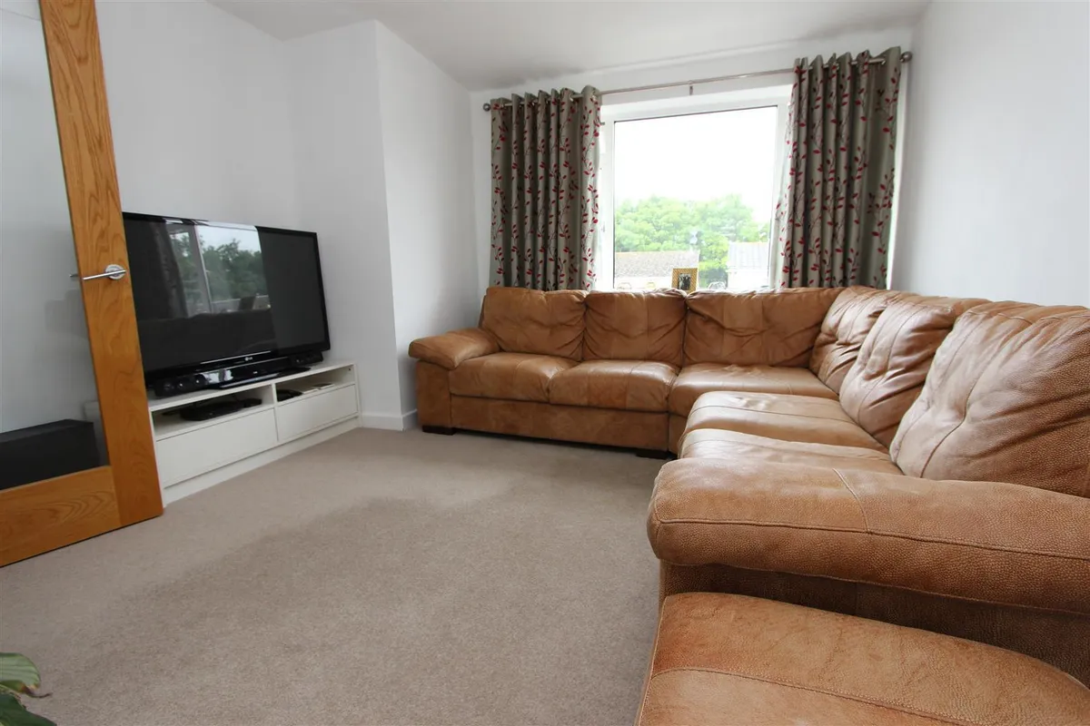 Caernarvon Close, Hemel Hempstead, Hertfordshire, HP2 4AN