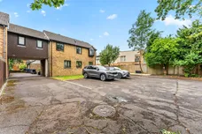 Connaught Gardens, Morden
