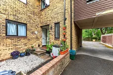 Connaught Gardens, Morden