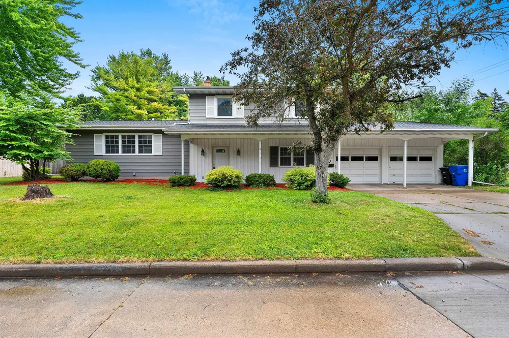 1618 S Riverdale Dr, Appleton, WI 54914