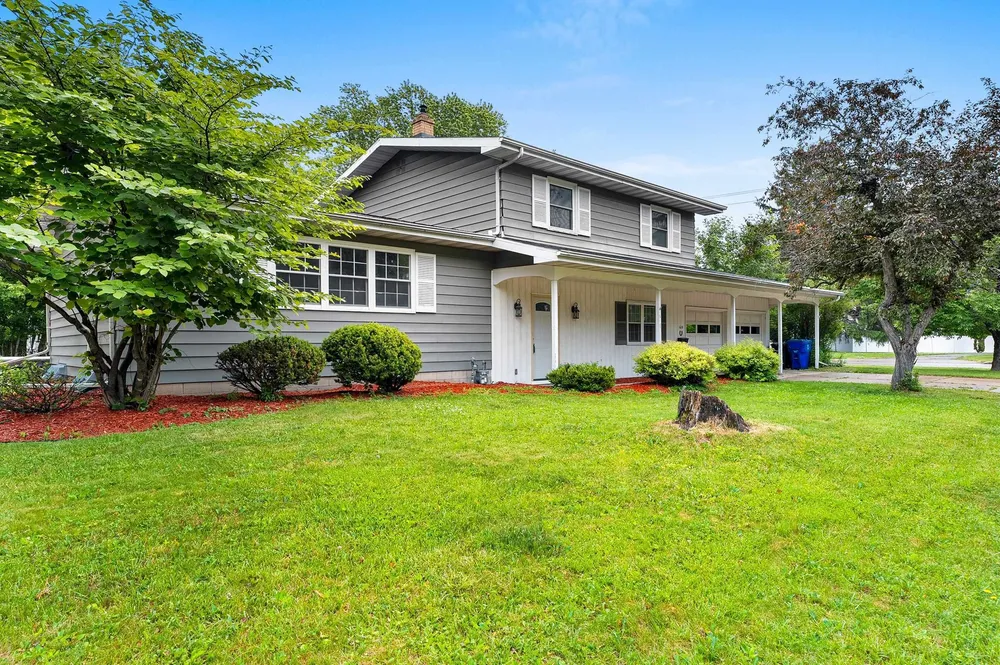 1618 S Riverdale Dr, Appleton, WI 54914