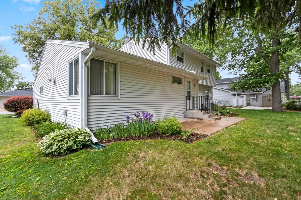 1082 Kenwood St, Green Bay, WI 54304