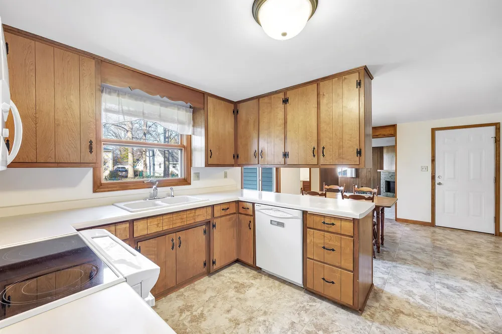 1082 Kenwood St, Green Bay, WI 54304