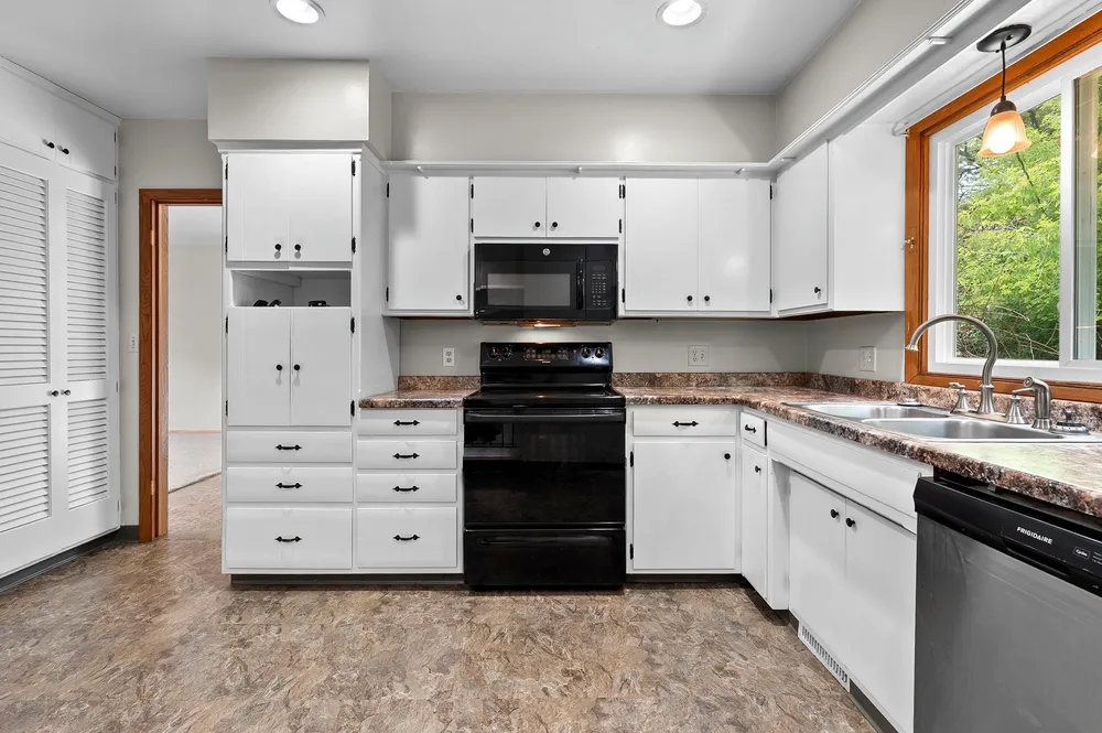 1618 S Riverdale Dr, Appleton, WI 54914