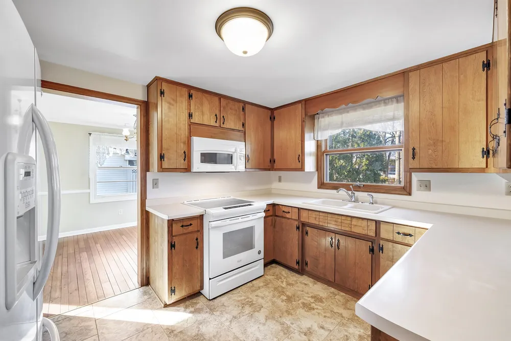 1082 Kenwood St, Green Bay, WI 54304