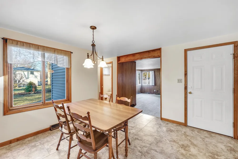 1082 Kenwood St, Green Bay, WI 54304