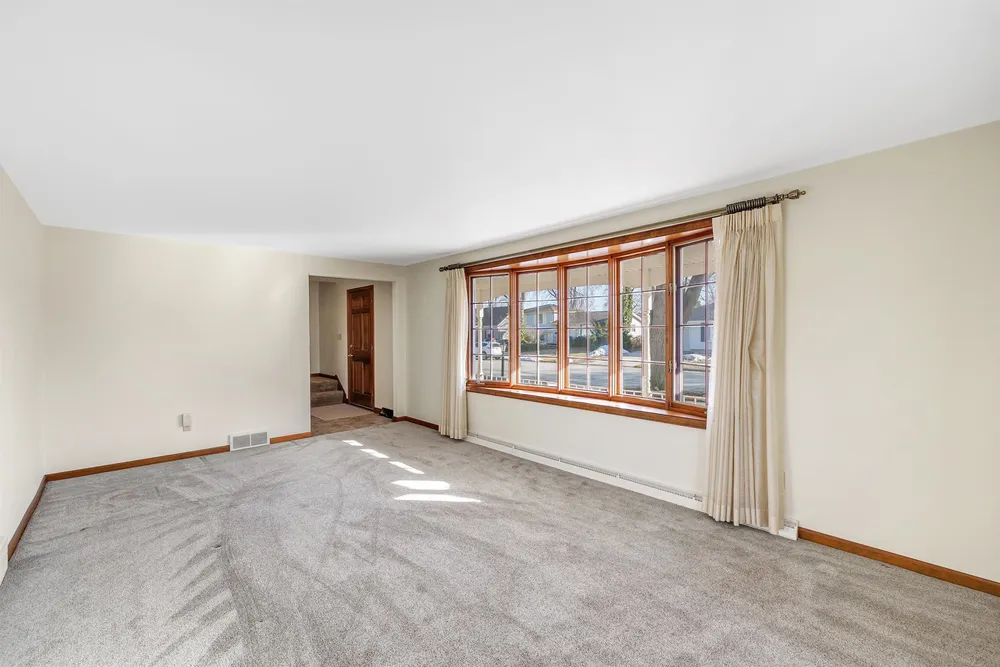 1082 Kenwood St, Green Bay, WI 54304