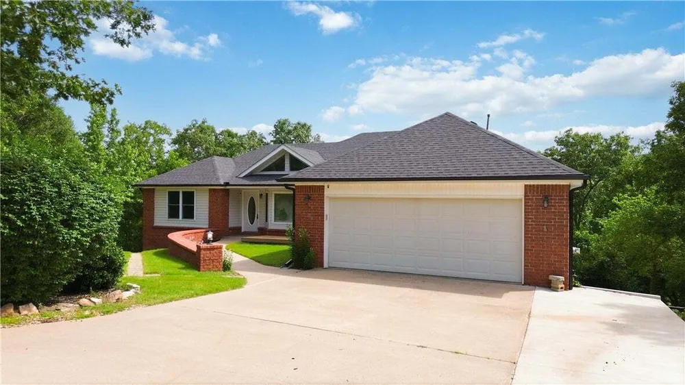 11 McManigal Ln, Bella Vista, AR 72715