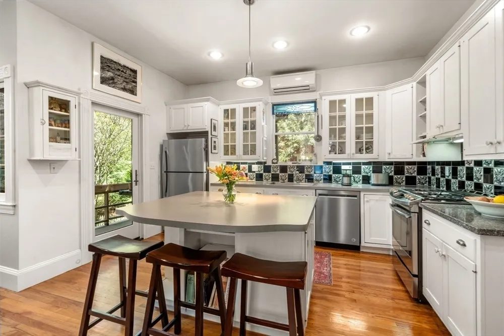 91 Hillside Ave, Newton, MA 02465