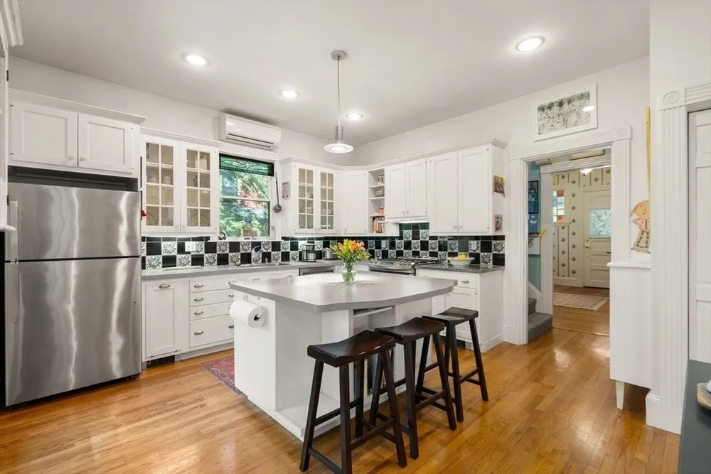 91 Hillside Ave, Newton, MA 02465