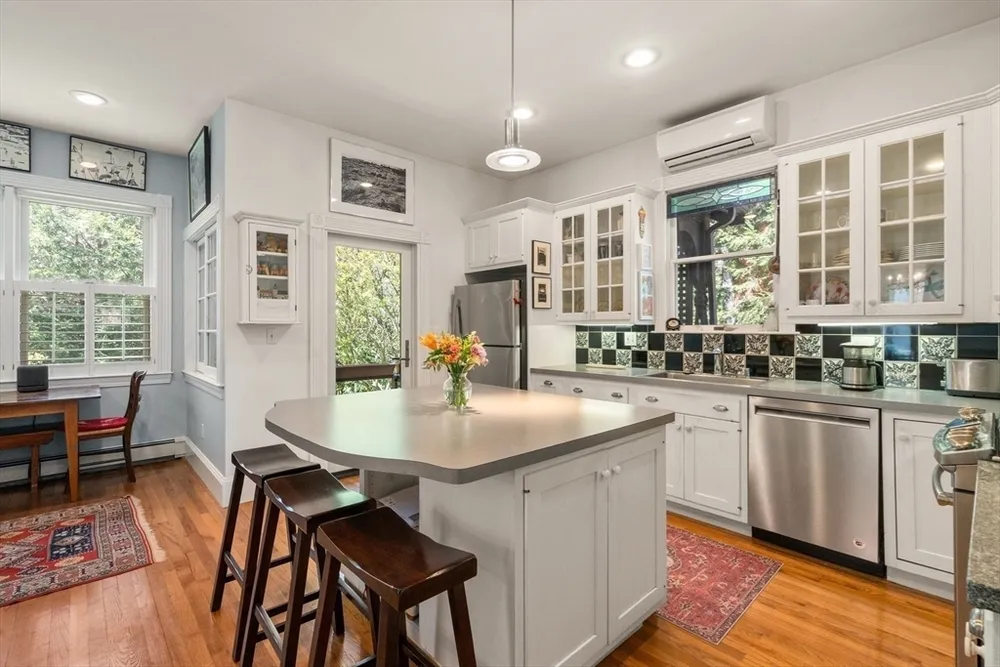 91 Hillside Ave, Newton, MA 02465
