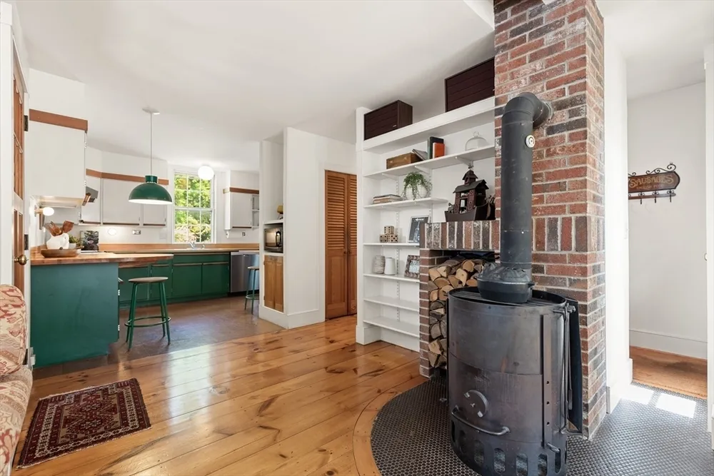 34 Pearl St, Marblehead, MA 01945