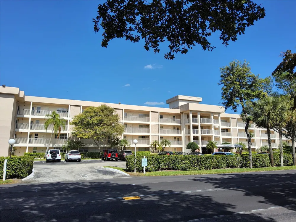3151 S Palm Aire Dr, Pompano Beach, FL 33069