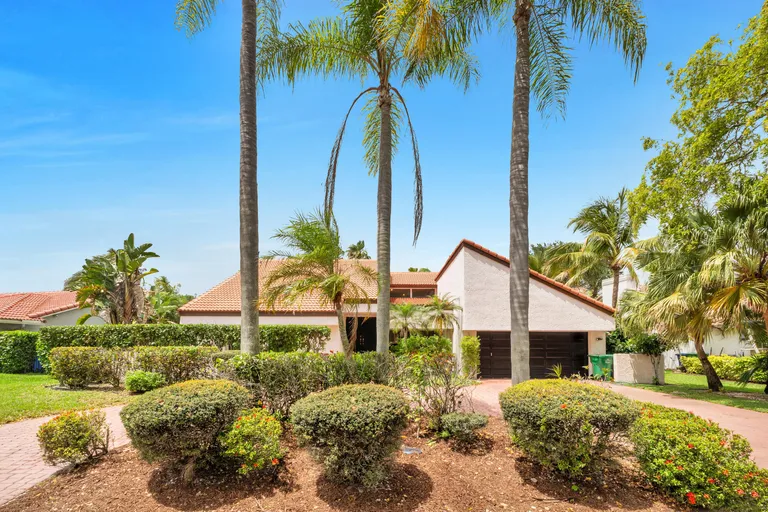 5040 NW 88th Ln, Coral Springs, FL 33067