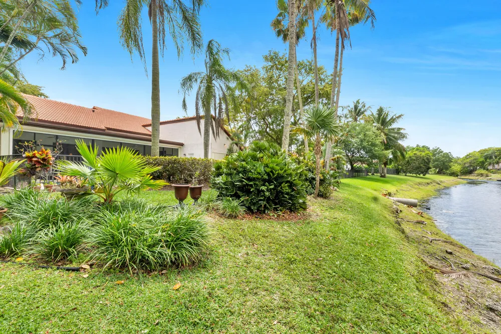 5040 NW 88th Ln, Coral Springs, FL 33067