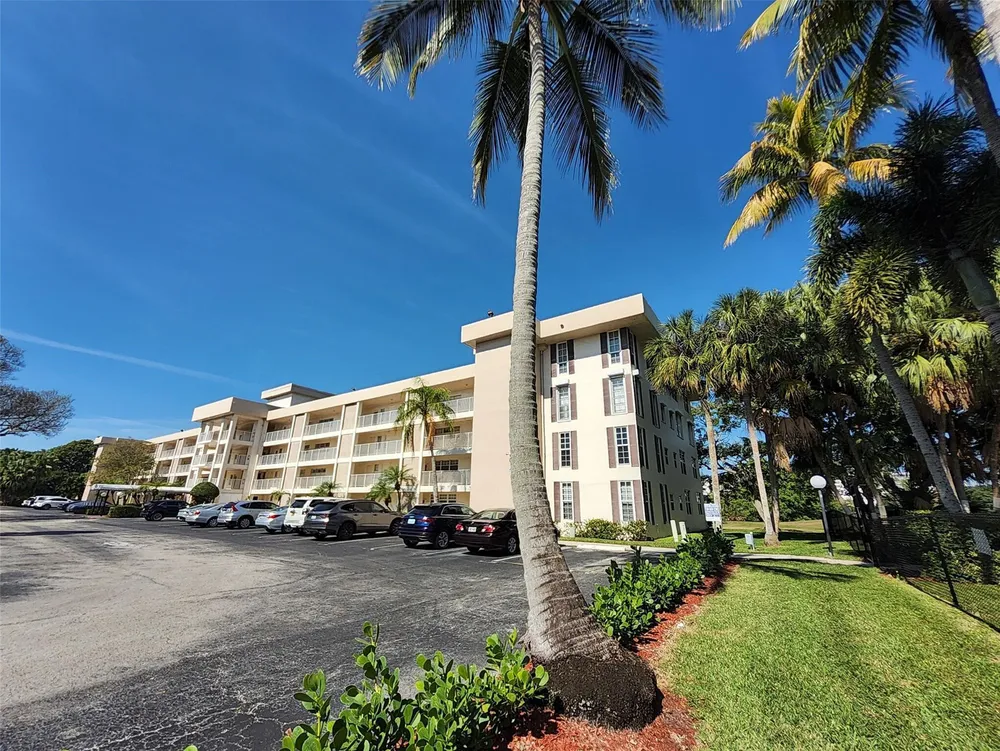3151 S Palm Aire Dr, Pompano Beach, FL 33069