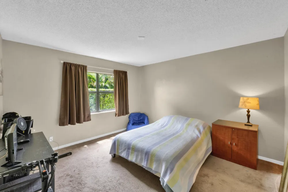 5040 NW 88th Ln, Coral Springs, FL 33067