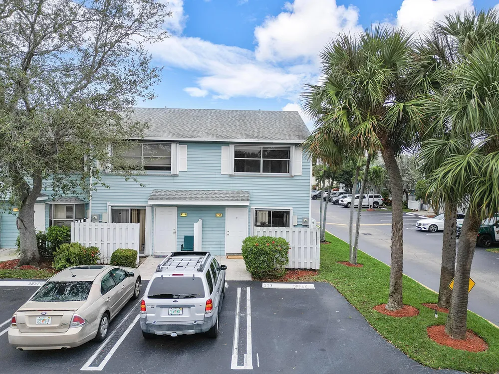 2747 NE 15th St, Pompano Beach, FL 33062