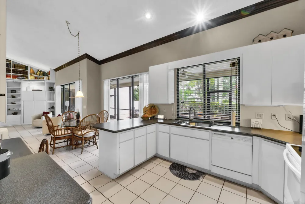 5040 NW 88th Ln, Coral Springs, FL 33067