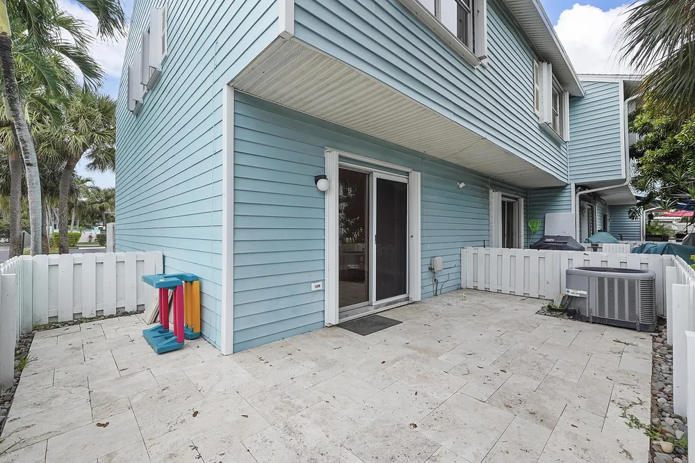 2747 NE 15th St, Pompano Beach, FL 33062