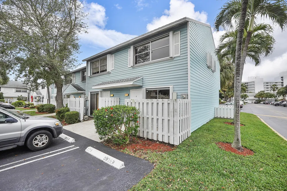 2747 NE 15th St, Pompano Beach, FL 33062