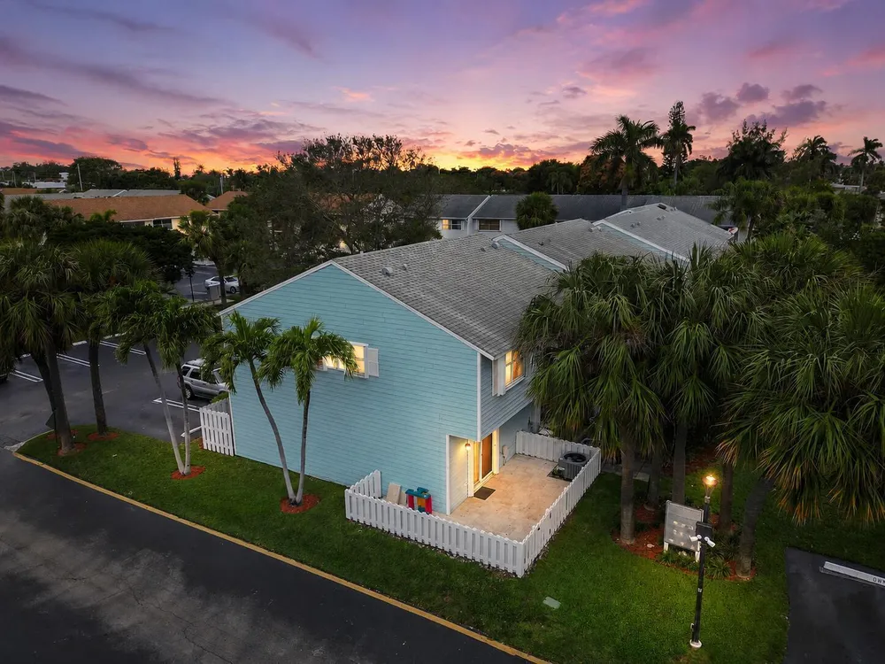 2747 NE 15th St, Pompano Beach, FL 33062