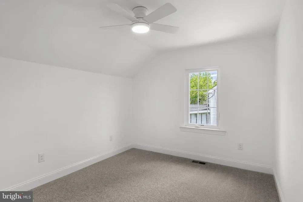 105 Paper Mill Rd, Oreland, PA 19075